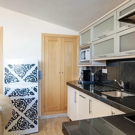 Promenade Apt شقة فوينخيرولا